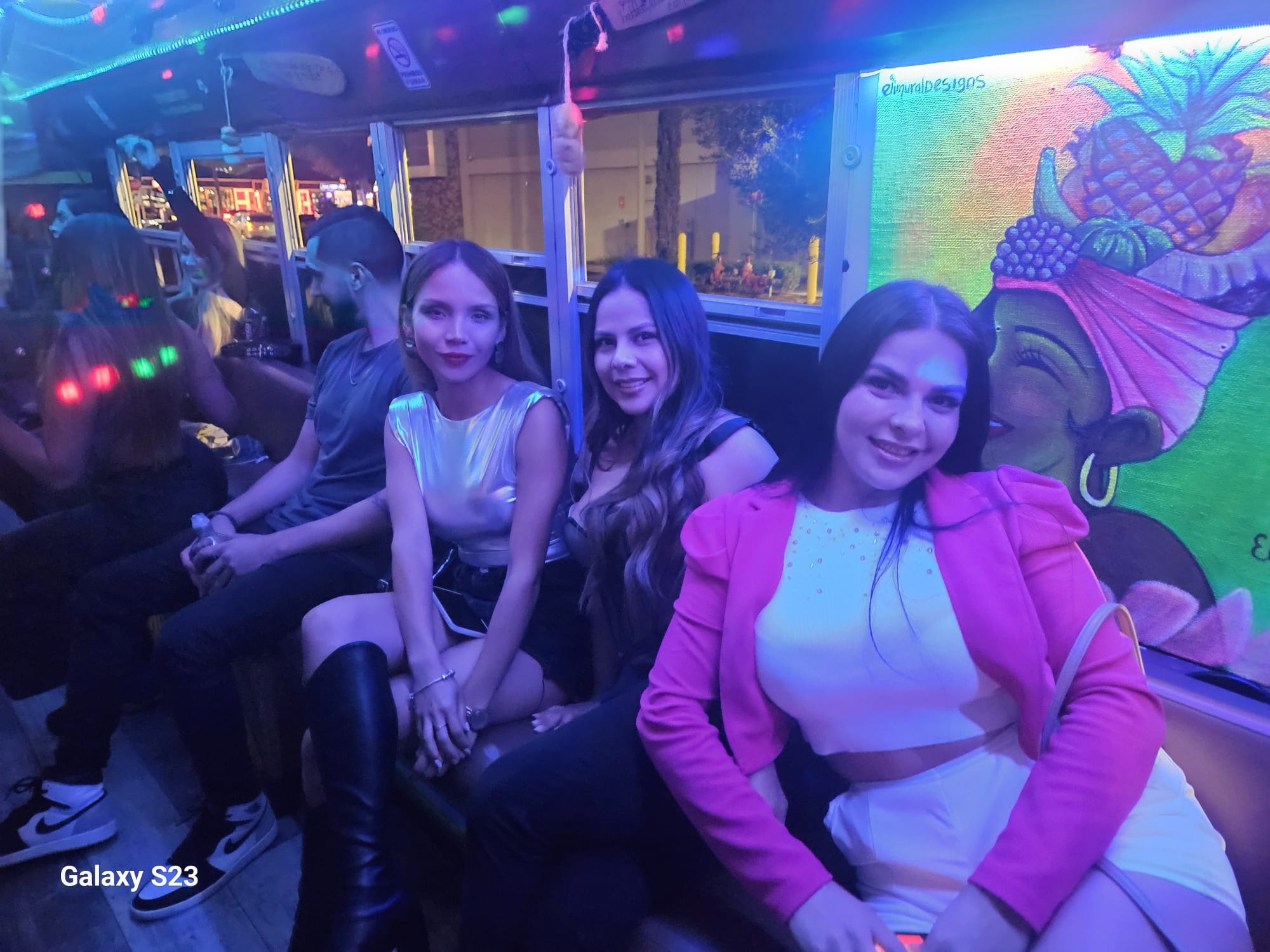 Amigos compartiendo la celebración dentro del bus