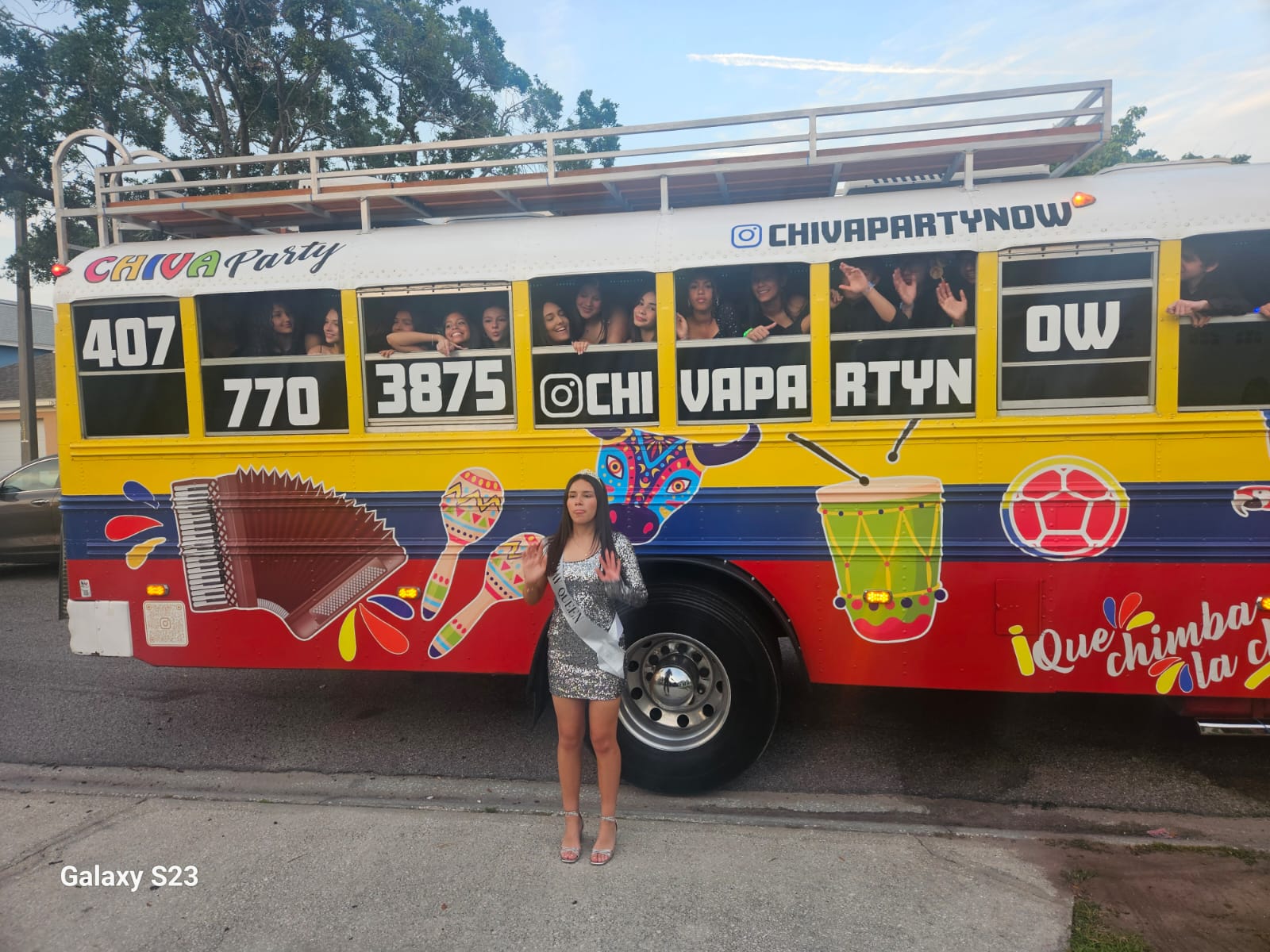 Bus de Chiva Party con sus colores originales