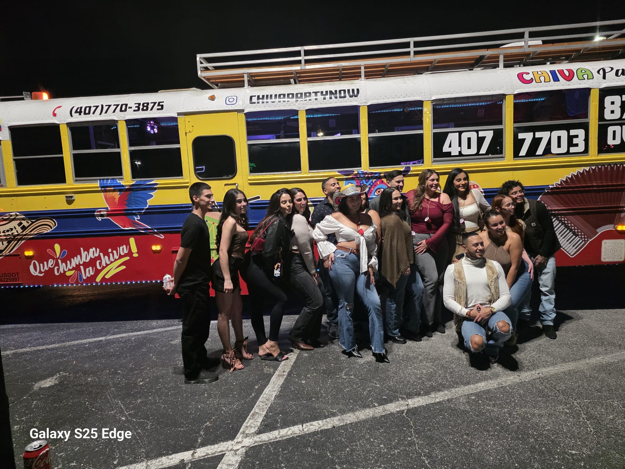 Grupo de personas junto al bus real de Chiva Party en Orlando