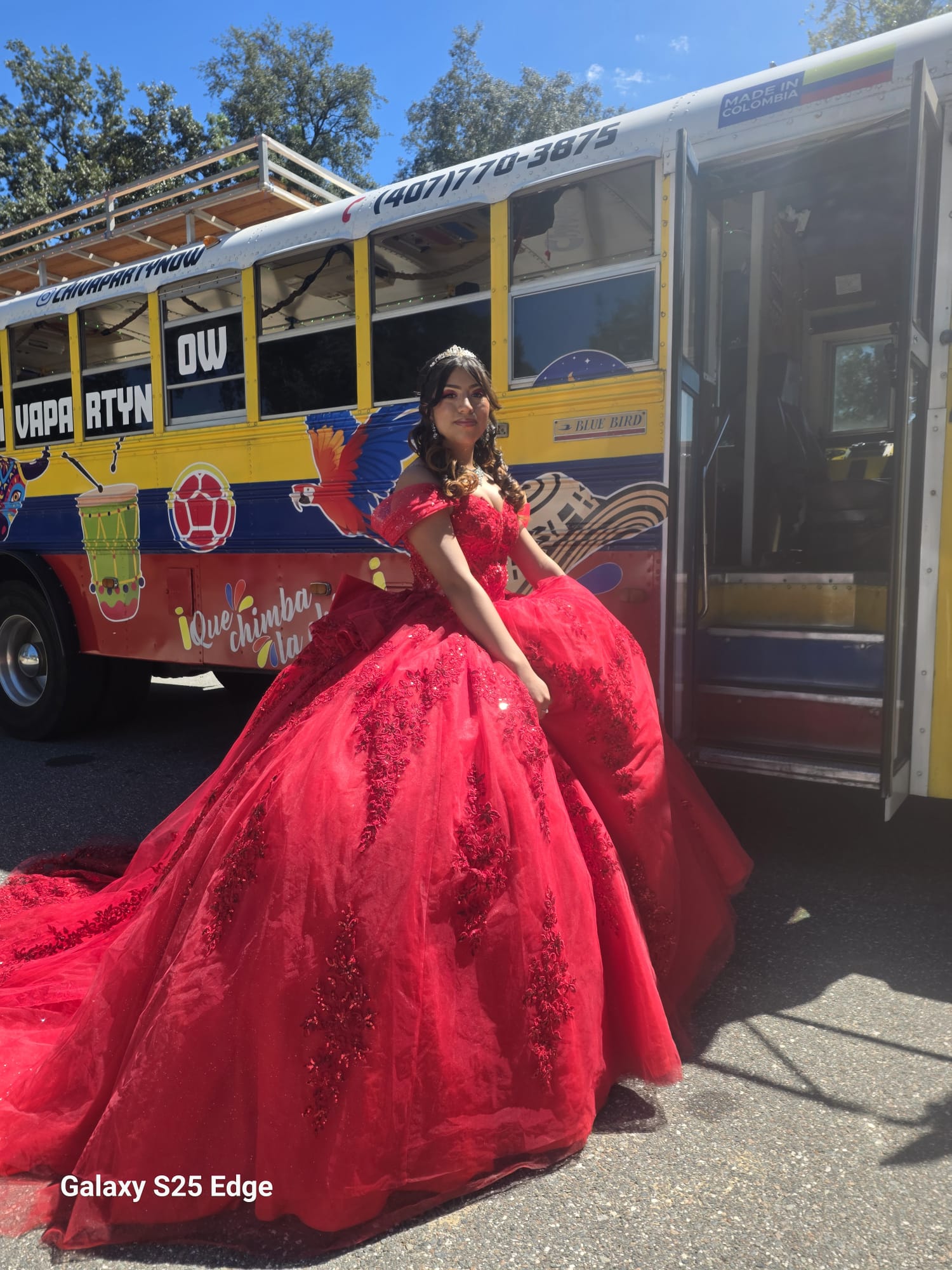 Quinceañera junto al bus de Chiva Party